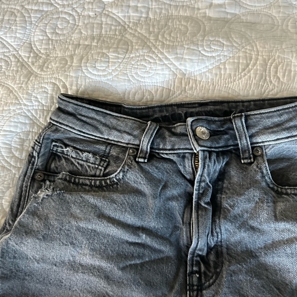 American Eagle high-waisted ripped mom jeans (SIZE 2 SHORT) - Picture 5 of 5